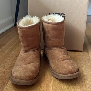 Big Kid UGG Classic II size 4